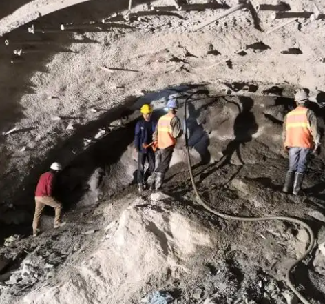 长阳拱顶带模注浆料的施工流程及注意事项